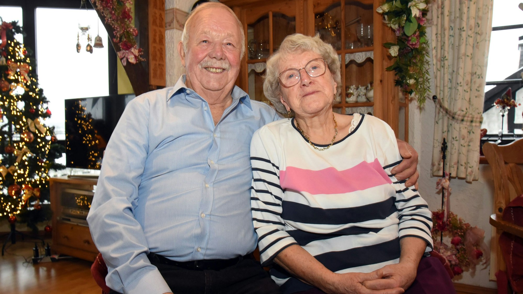 Zu sehen ist ein Paar, das die Eiserne Hochzeit feiert.