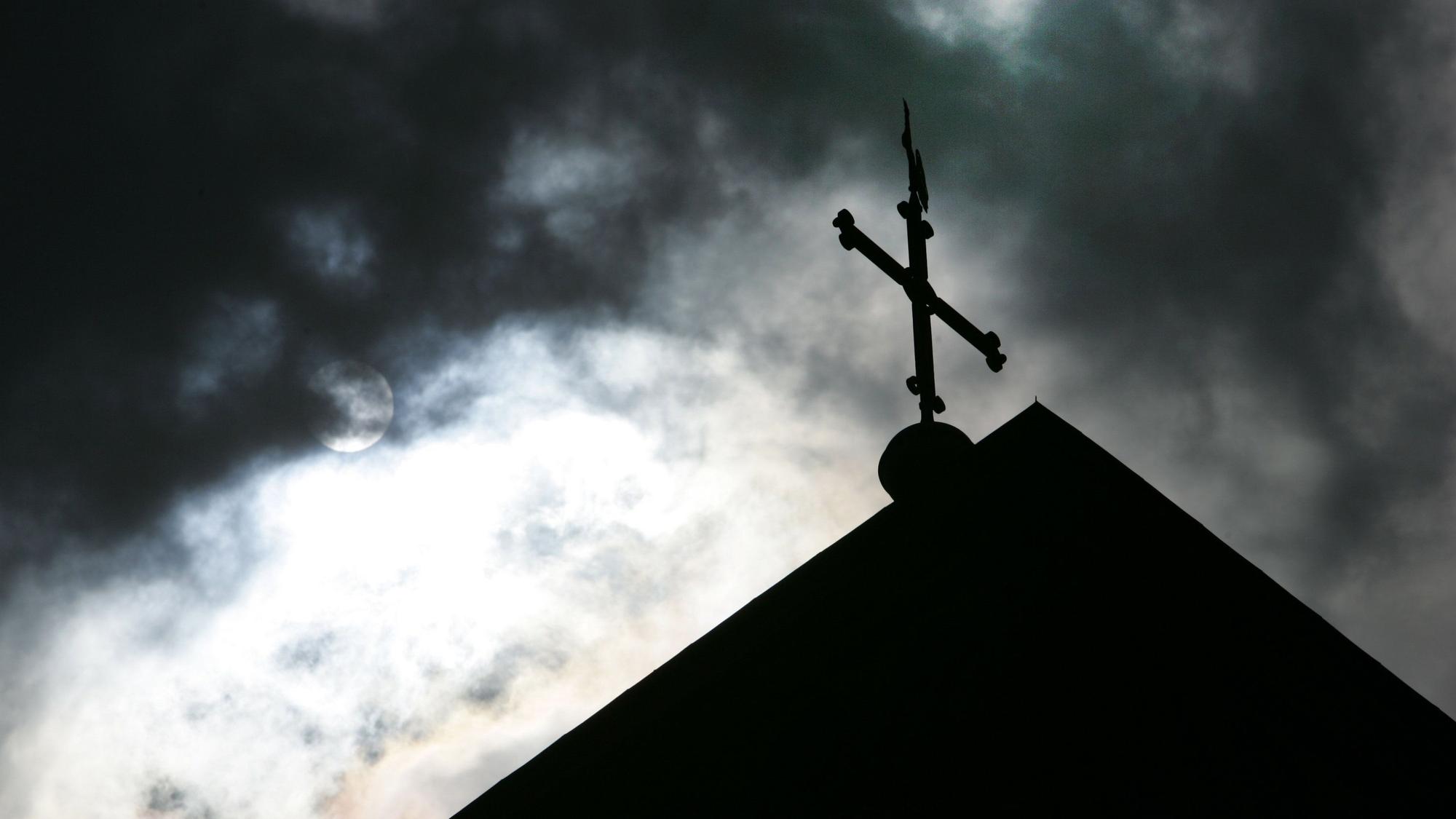 Vor fünfzehn Jahren, am 28.1.2010, wurden Informationen öffentlich, dass am katholischen Elitegymnasium Canisius-Kolleg in Berlin zwischen 1975 und 1982 mindestens 22 Kinder und Jugendliche sexuell missbraucht worden sein sollen.