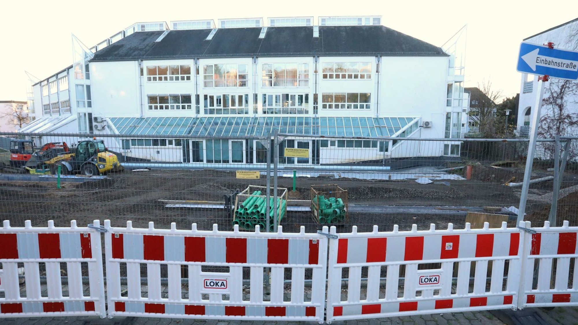 Rot-weiße Absperrungen vor einer Baustelle hinter dem Rathaus Bad Honnef.