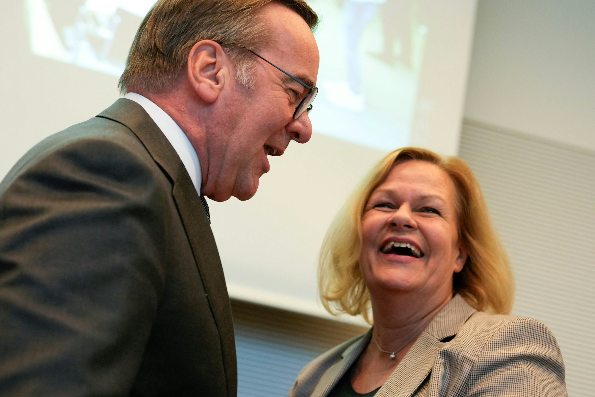 Bundesinnenministerin Nancy Faeser und Bundesverteidigungsminister Boris Pistorius lachen gemeinsam beim Auftakt der SPD-Bundestagsfraktionssitzung im November 2024. Beide wollen nun per Direktmandat in den Bundestag einziehen. (Archivbild)