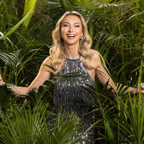 Anna-Carina Woitschack steht im Dschungel.