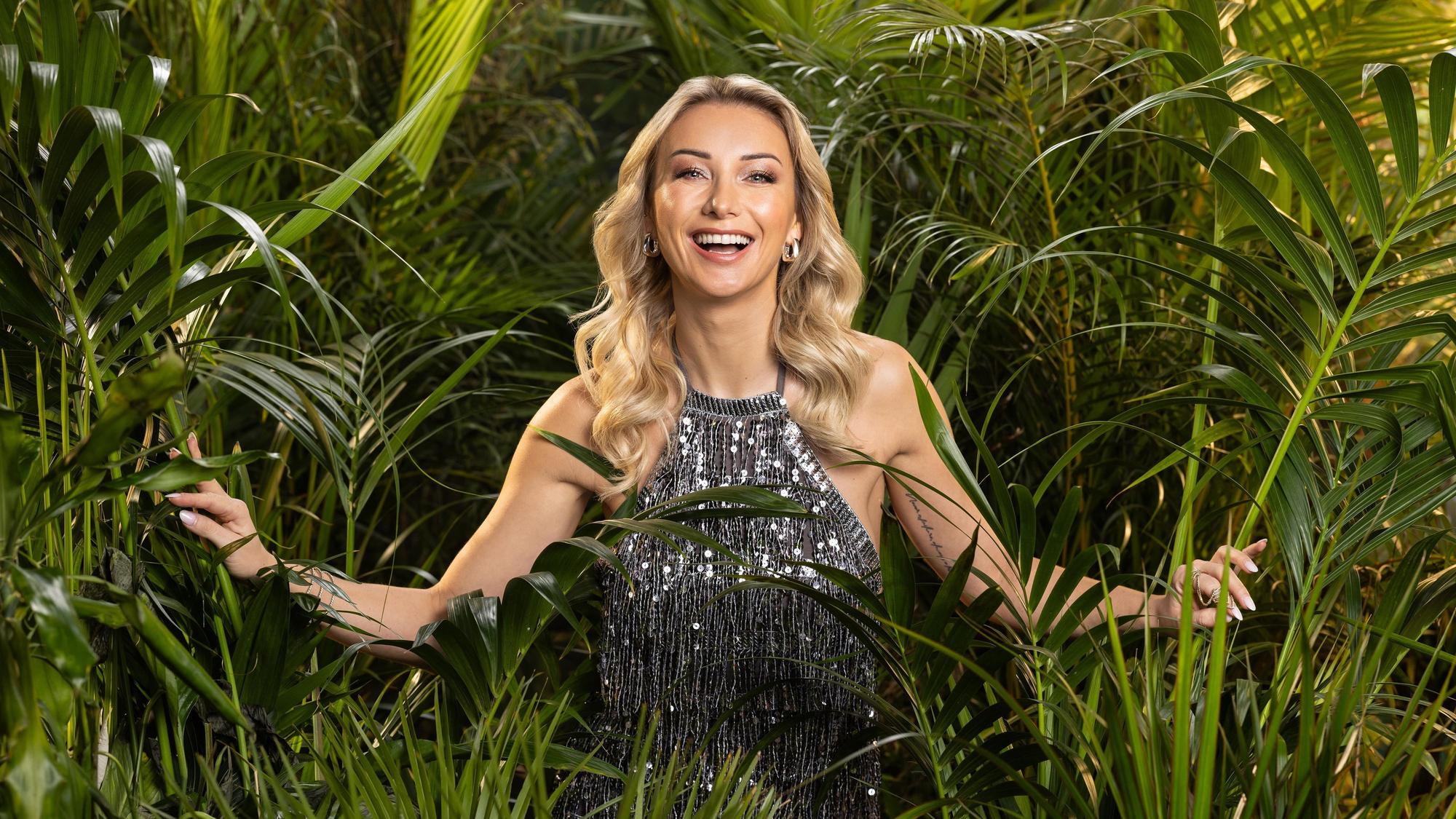 Anna-Carina Woitschack steht im Dschungel.