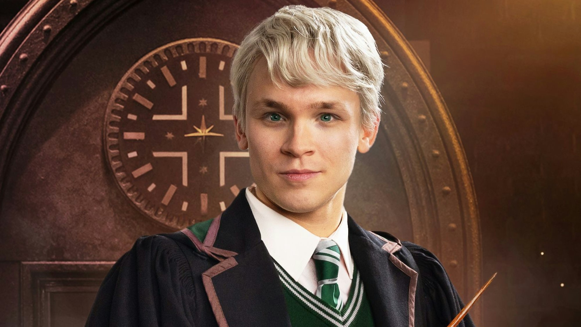 Lukas Kenfenheuer trägt einen Zauberumhang und hält einen Zauberstab.