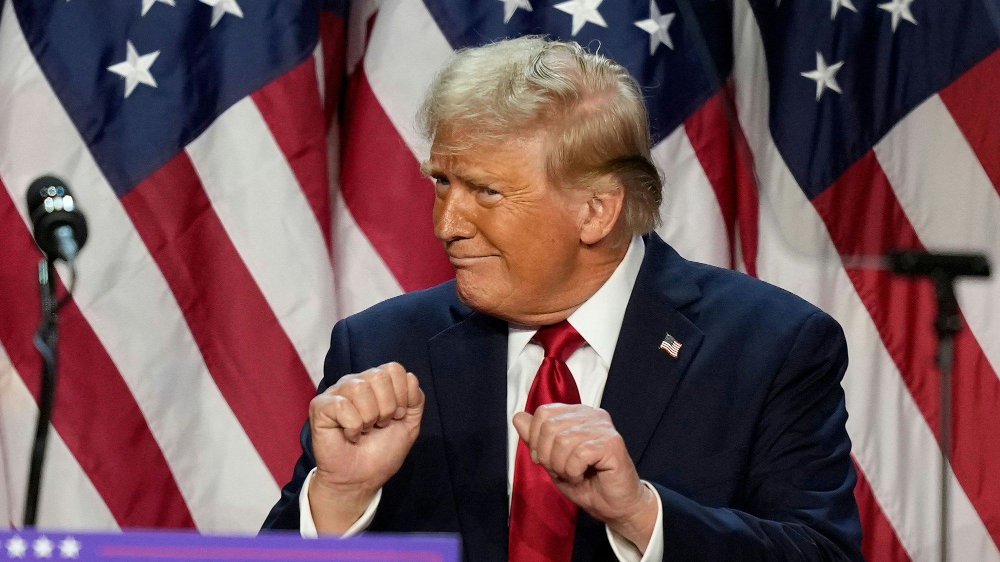 Der republikanische Präsidentschaftskandidat und ehemalige Präsident Donald Trump tanzt bei einer Wahlparty am Mittwoch, 6. November 2024, in West Palm Beach, Florida.