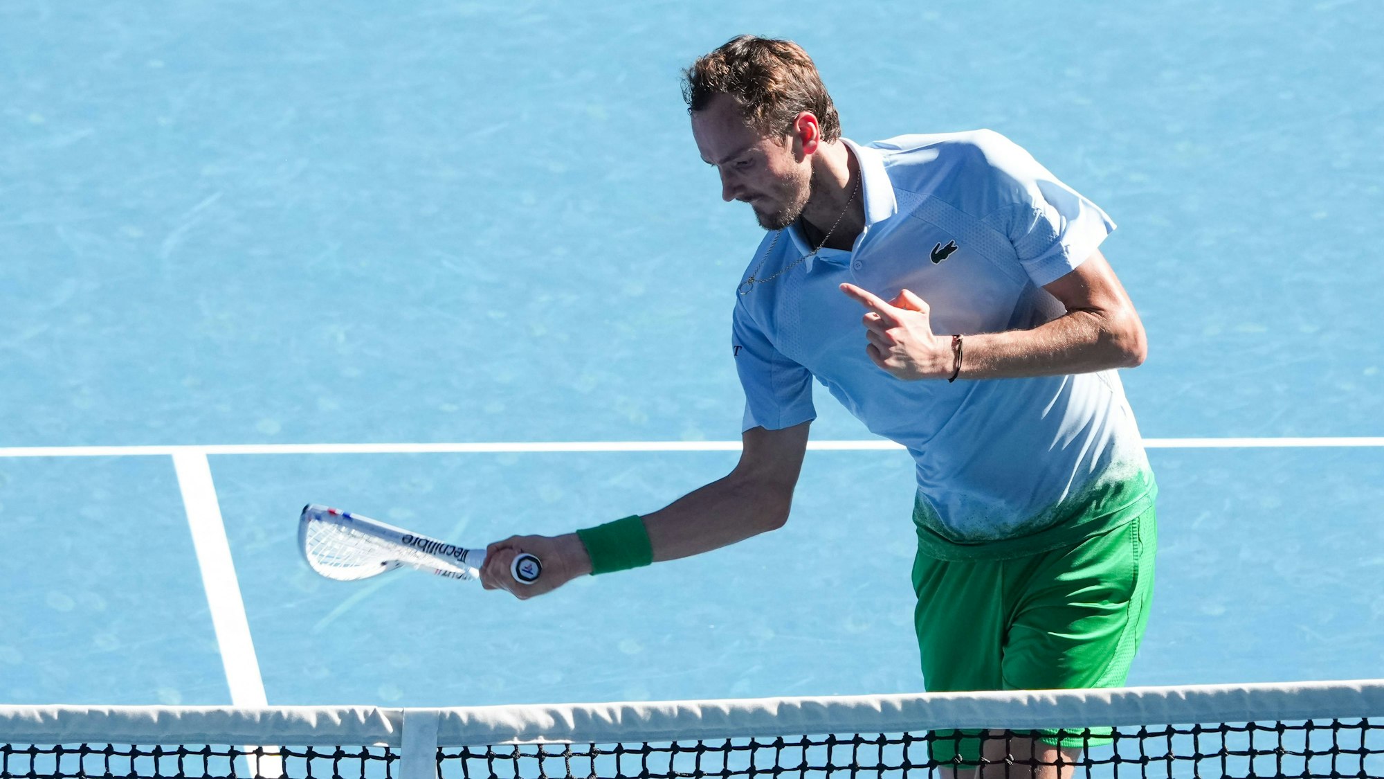 Daniil Medwedew schlägt auf die Kamera im Netz ein.