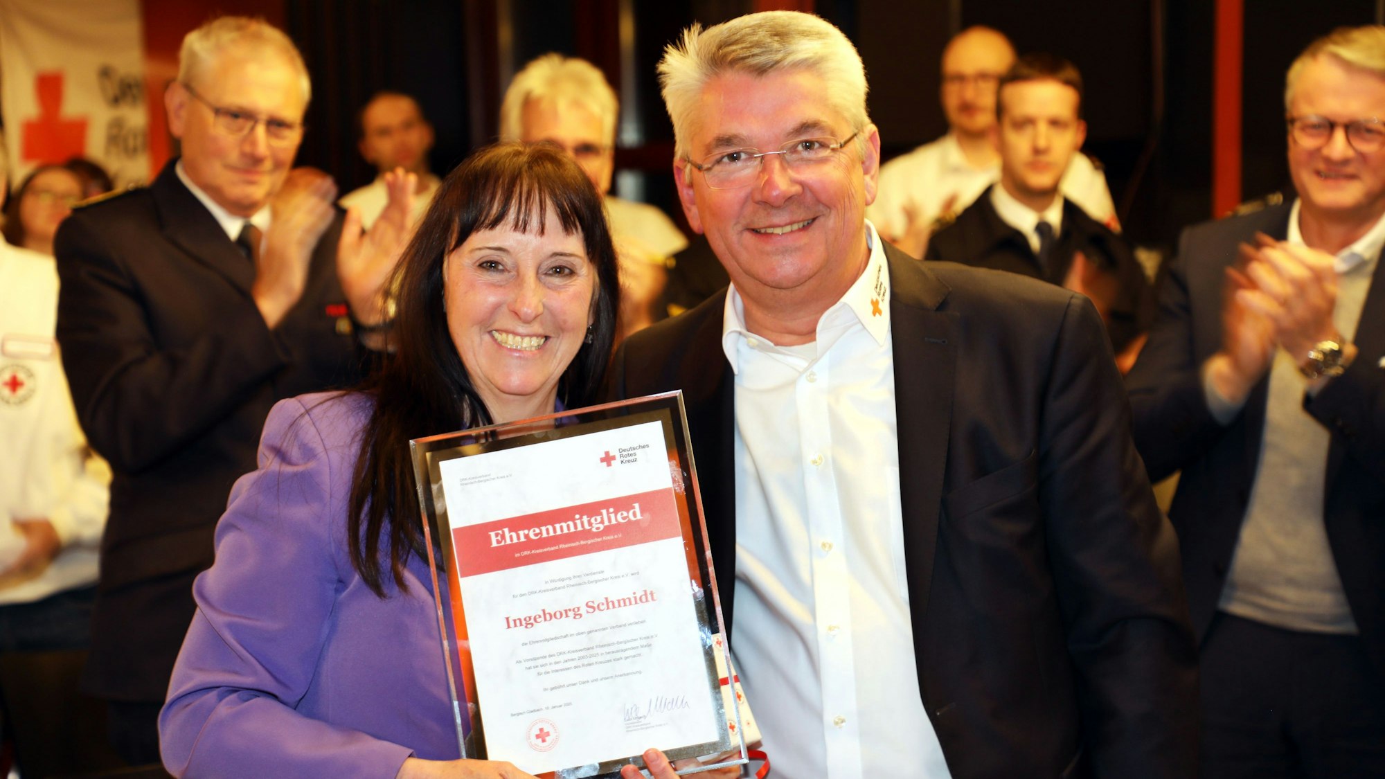 Eine Frau und ein Mann lächeln in die Kamera.