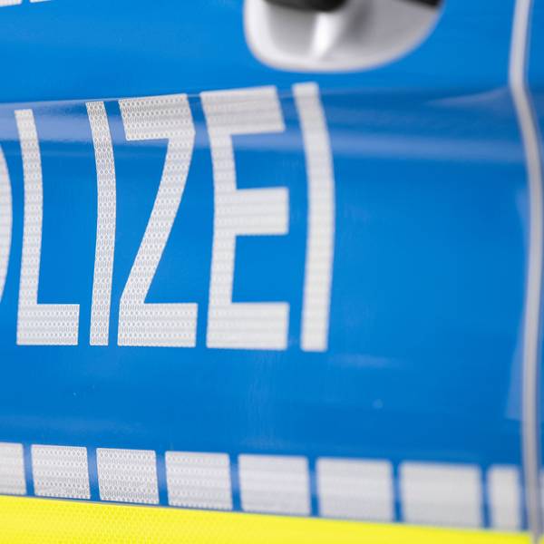 Das Foto zeigt den Schriftzug „Polizei“ auf einem Streifenwagen.