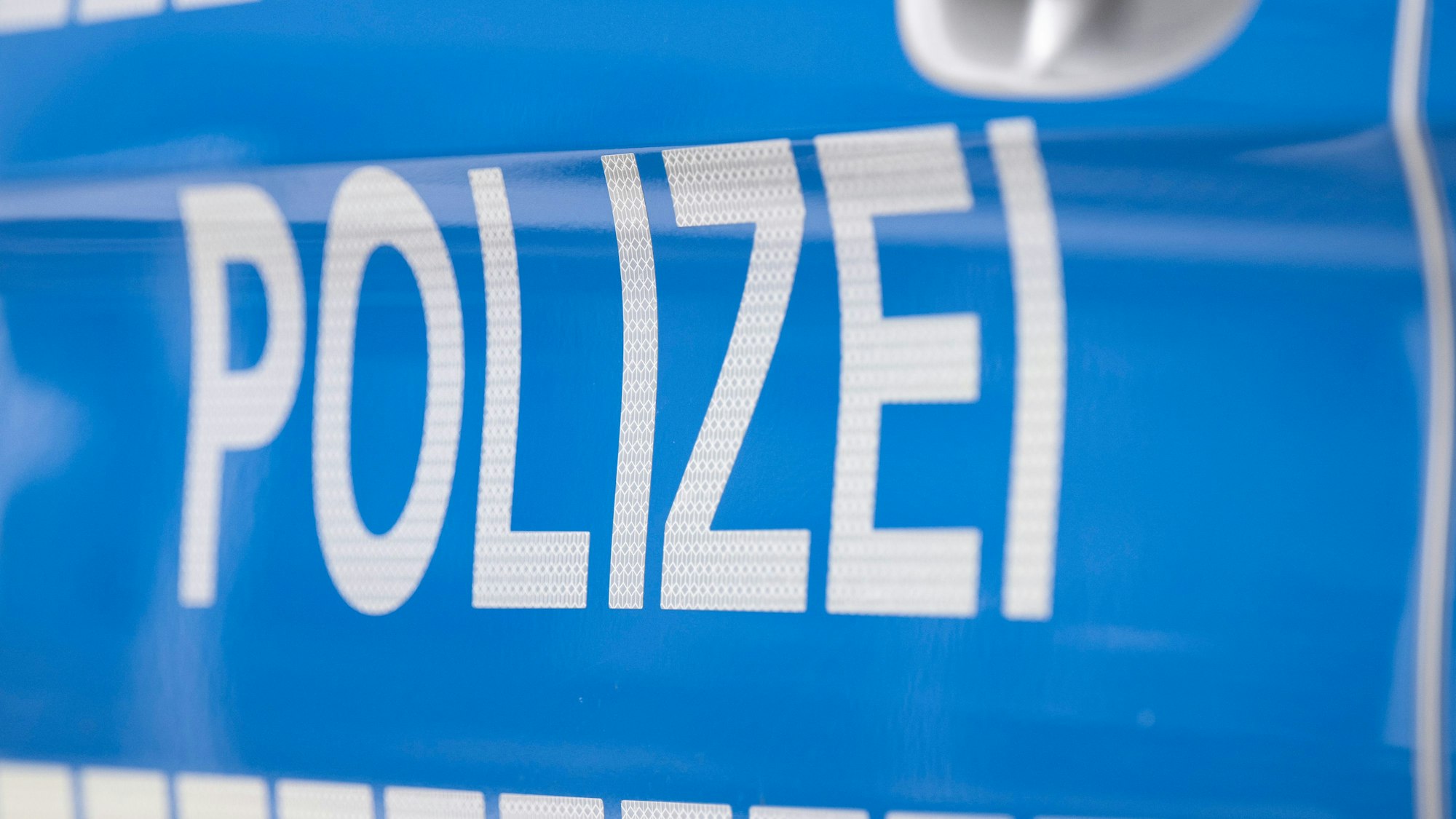 Das Foto zeigt einen Einsatzwagen mit der Aufschrift „Polizei“.