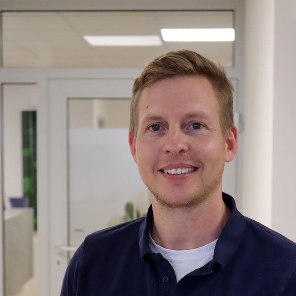 Der Sportmediziner Dr. Thilo Pessies im Flur seiner Praxis.