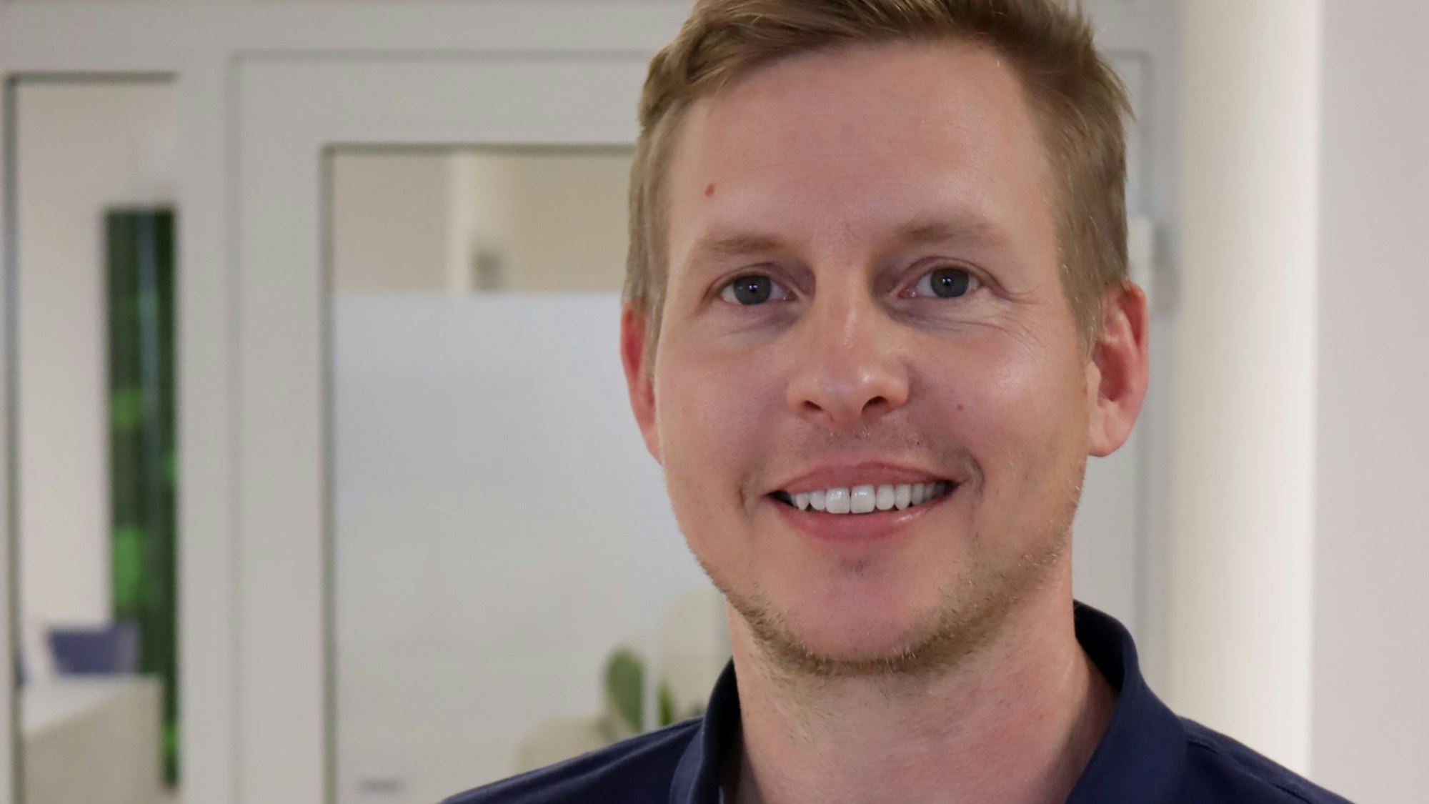 Der Sportmediziner Dr. Thilo Pessies im Flur seiner Praxis.