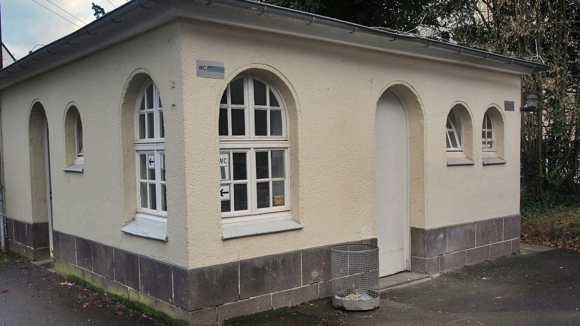 Das Toilettenhäuschen auf dem Südfriedhof wurde um 1900 errichtet.