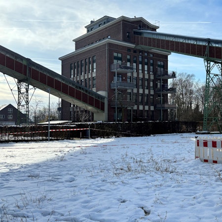 Auf dem Bild ist ein Gebäude der ehemaligen Grube Carl zu sehen.