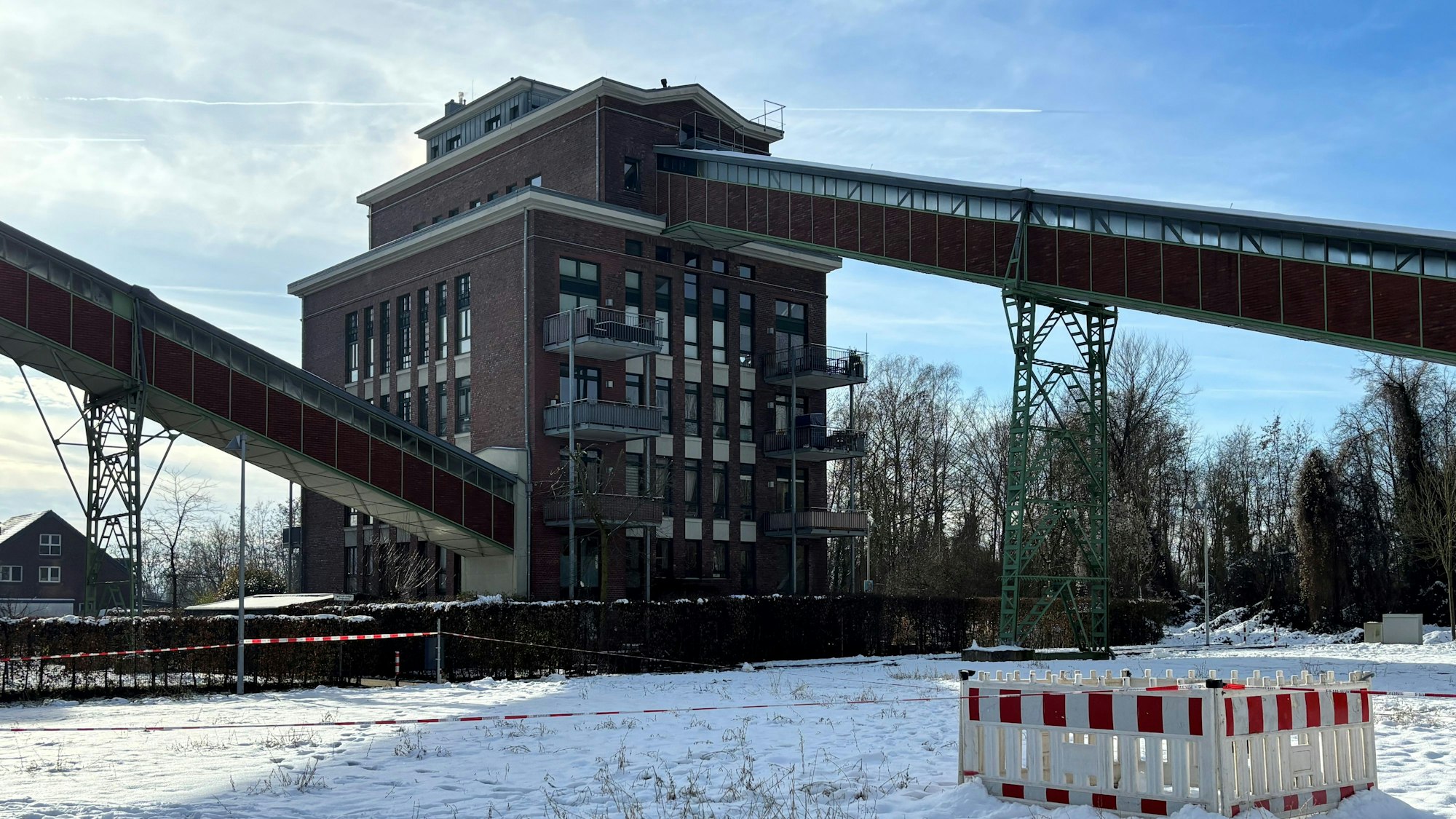 Auf dem Bild ist ein Gebäude der ehemaligen Grube Carl zu sehen.