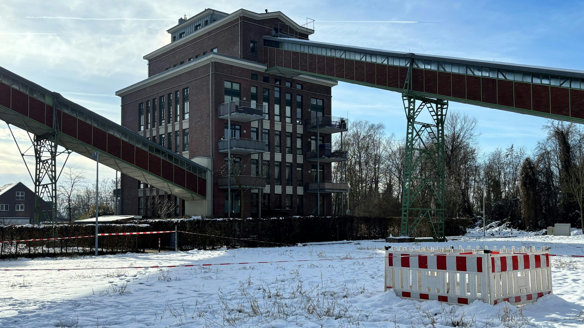 Auf dem Bild ist ein Teil eines Gebäudes von Grube Carl zu sehen.