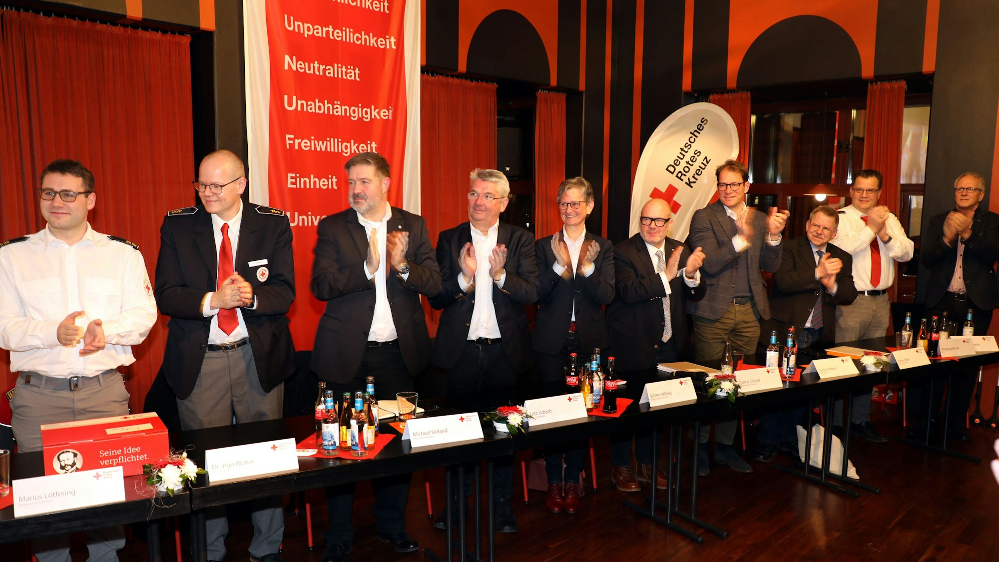 Der neue DRK-Kreisvorstand: (v.l.) Kreisbereitschaftsleiter Marius Lötfering, Kreisverbandsarzt Dr. Ingo Weber, Kreisverbandsjustiziar Michael Sieland, Erster Vorsitzender Lutz Urbach, Stv. Vorsitzende Sabine Hellwig, Stv. Vorsitzender Mathias Conrad, Schatzmeister Gunter Derksen, Kreisleiter Jugendrotkreuz Stefan Ebert, Beisitzer Wolfgang Heinke und Marcus Mombauer.