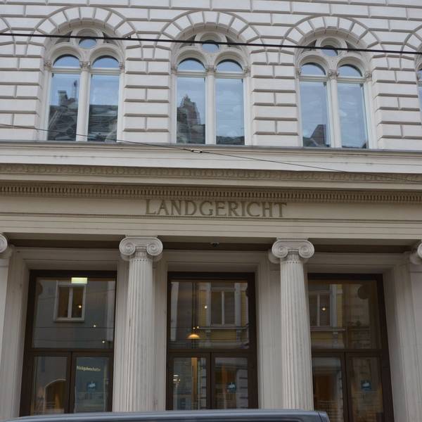 Das Bild zeigt den Eingang des Landgerichtsgebäudes.