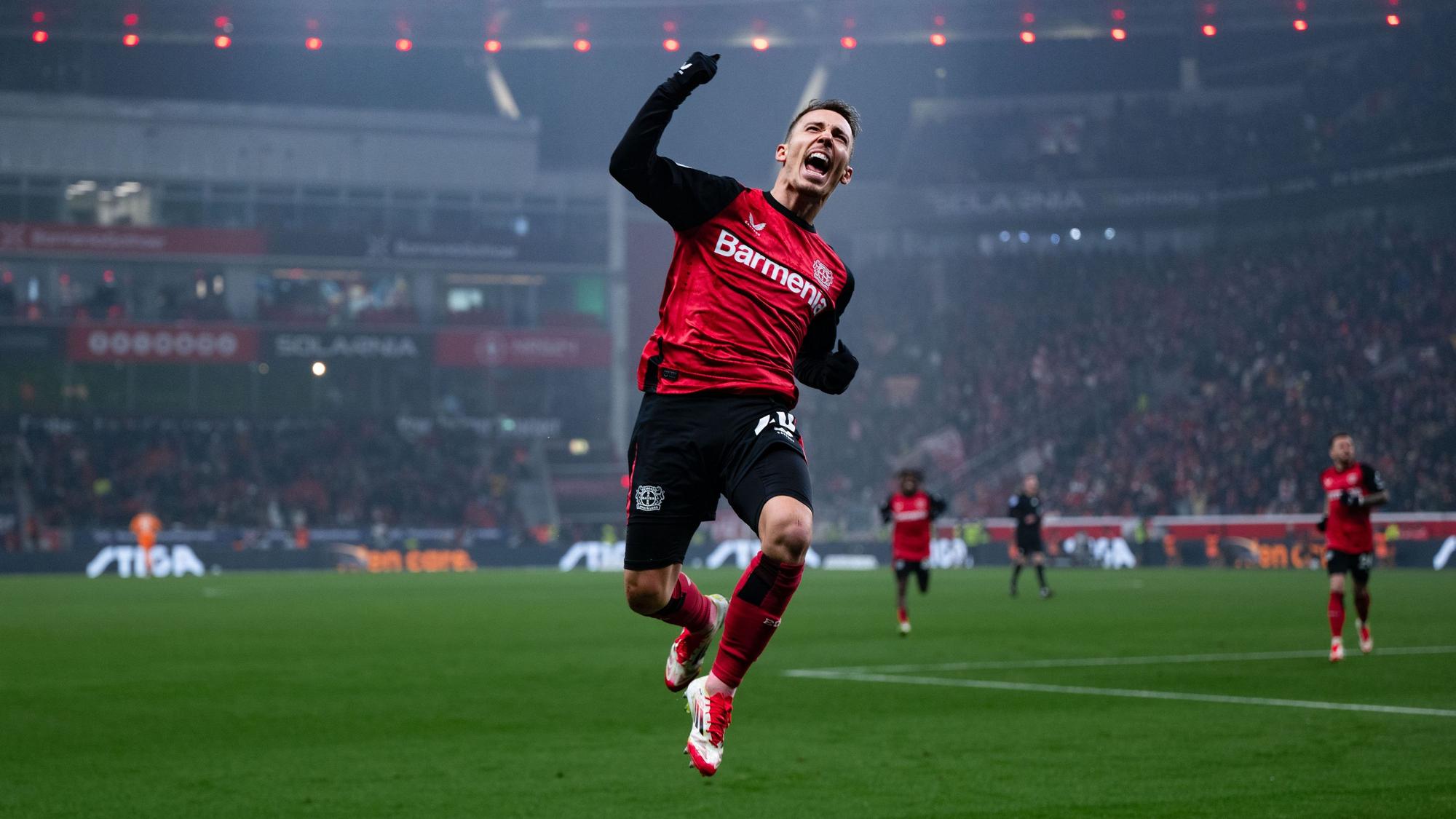 Leverkusens Torschütze Alex Grimaldo jubelt nach seinem Treffer zum 1:0.