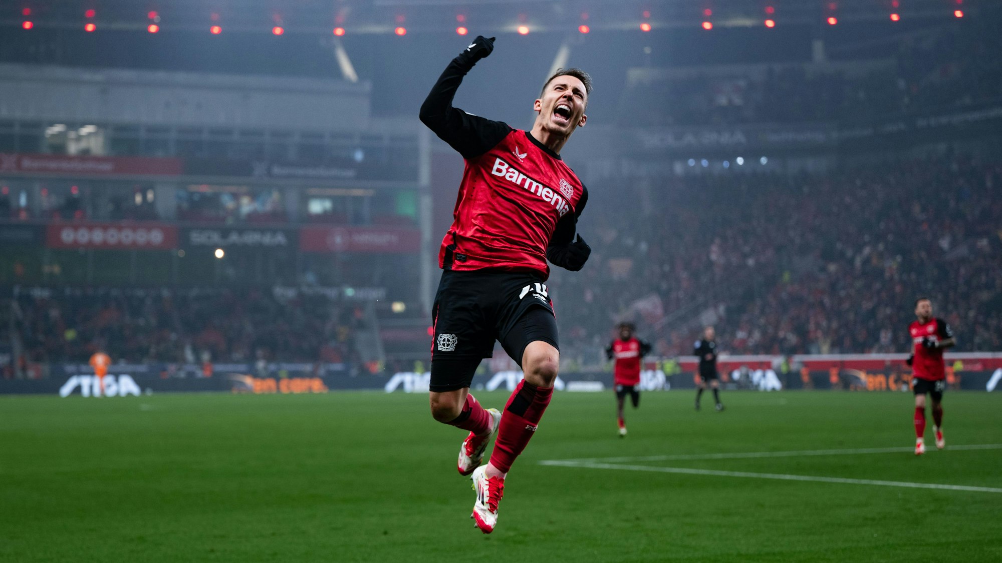 Leverkusens Torschütze Alex Grimaldo jubelt nach seinem Treffer zum 1:0.