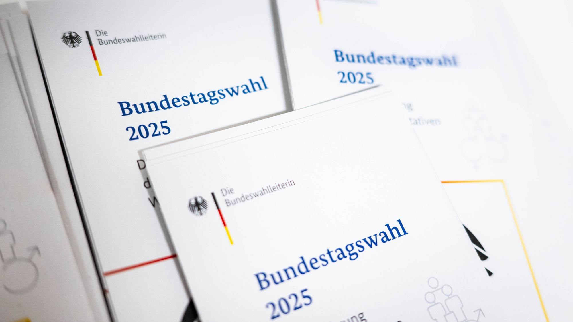 Infobroschüren zur Bundestagswahl liegen bei einer Pressekonferenz der Landeswahlleitung von Bremen aus.