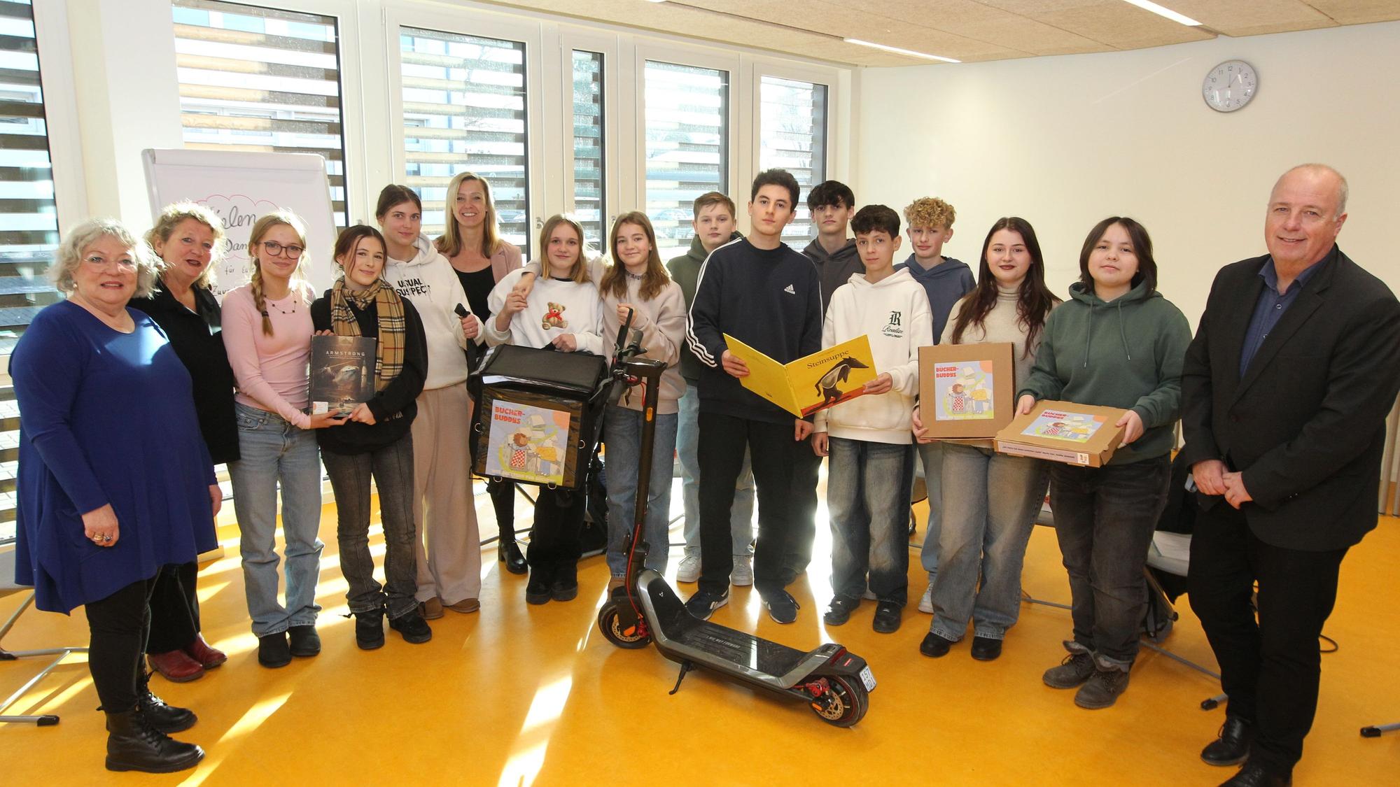 An der Gesamtschule in Neunkirchen hat das Lese-Projekt Bücher-Buddies erfolgreich stattgefunden. Zum Abschluss des Projekts gab es für die 14 Schülerinnen und Schüler die Zertifikate.
