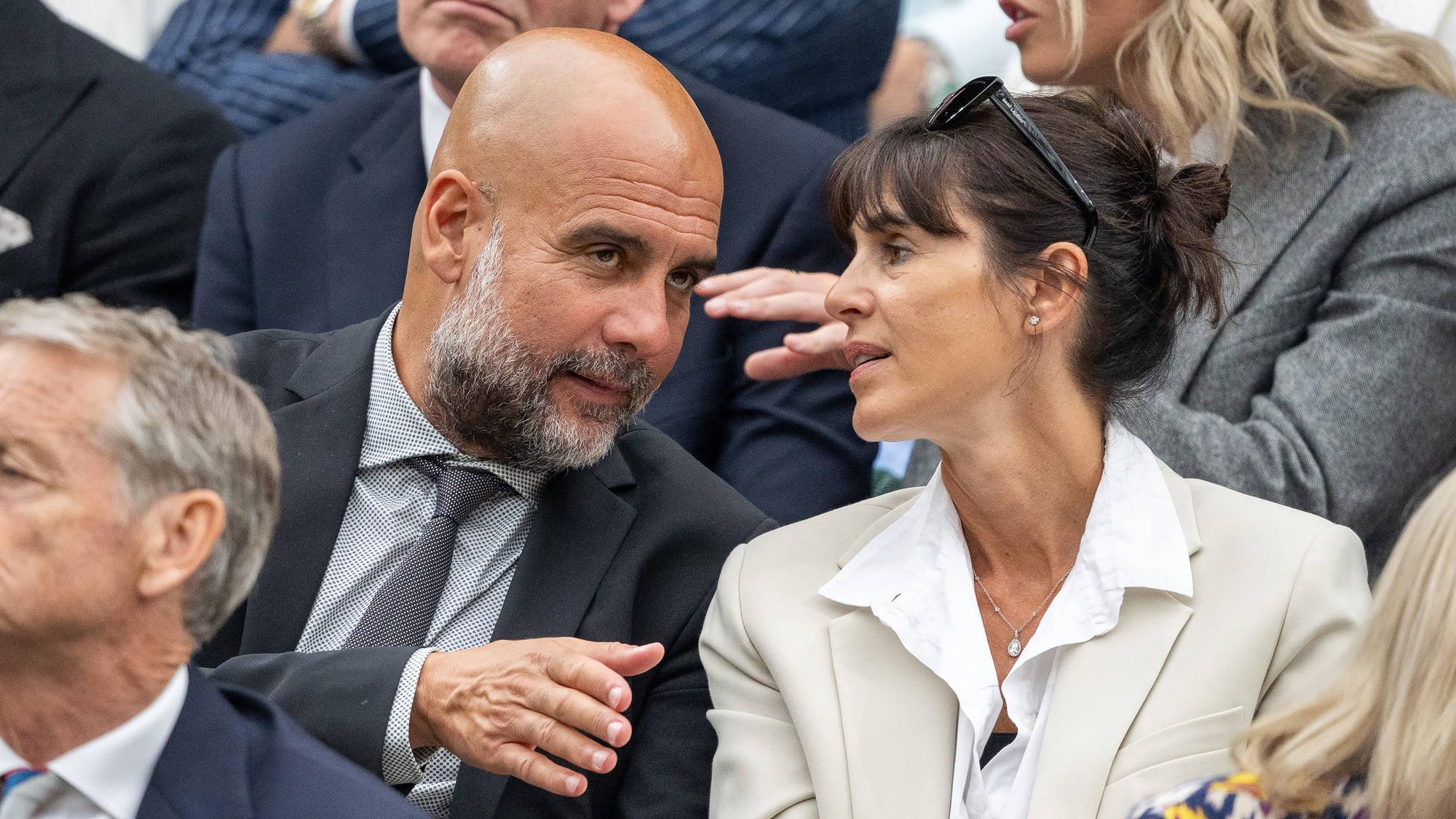 Pep Guardiola und seine Frau Cristina Serra im Wimbledon auf der Tribüne.