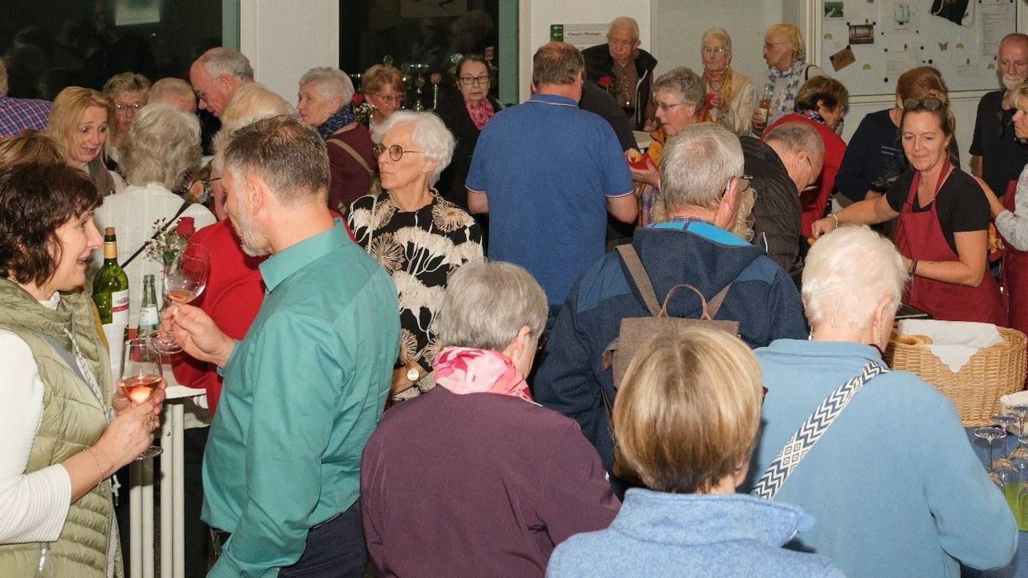 Filmfreunde treffen sich oft schon lange vor Filmstart zum Plausch, so wie hier.