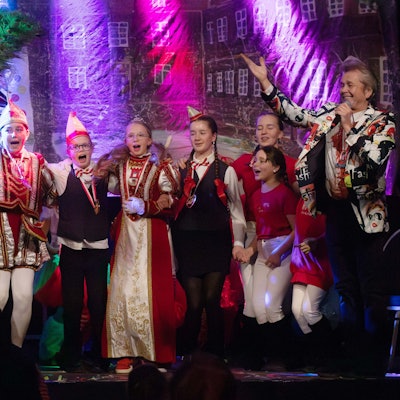 Mega-Fete auf der Bühne im Wahner Eltzhof: Das Porzer Kinderdreigestirn mit seinen Adjutanten und Mister Musik Jürgen Vorrath (r.).