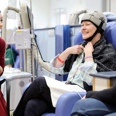 Kate, Prinzessin von Wales, unterhält sich mit Katherine Field während eines Besuchs im Royal Marsden Hospital in London, wo sie wegen ihrer Krebserkrankung behandelt wurde, um sich persönlich bei den Mitarbeitern für ihre Behandlung zu bedanken.