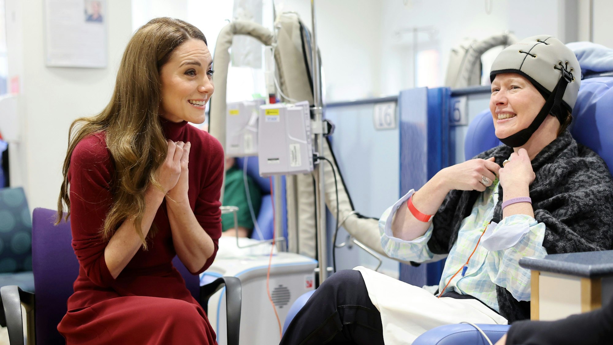 Kate, Prinzessin von Wales, unterhält sich mit Katherine Field während eines Besuchs im Royal Marsden Hospital in London, wo sie wegen ihrer Krebserkrankung behandelt wurde, um sich persönlich bei den Mitarbeitern für ihre Behandlung zu bedanken.