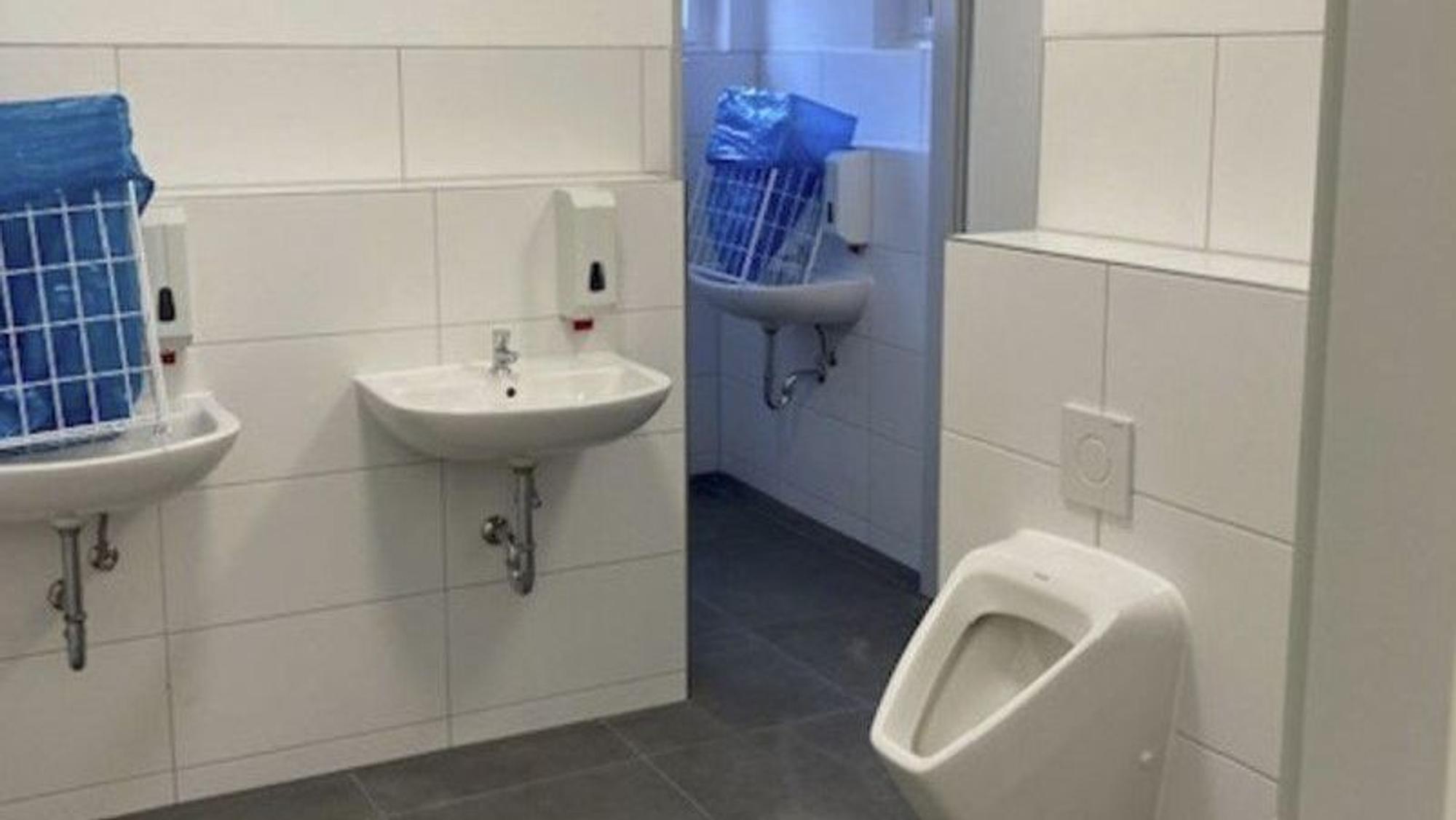 Das Herren-WC im Toilettenhäuschen auf dem Südfriedhof ist bereits saniert. Es fehlen noch Restarbeiten und die Endreinigung, voraussichtlich Ende April ist alles fertig.