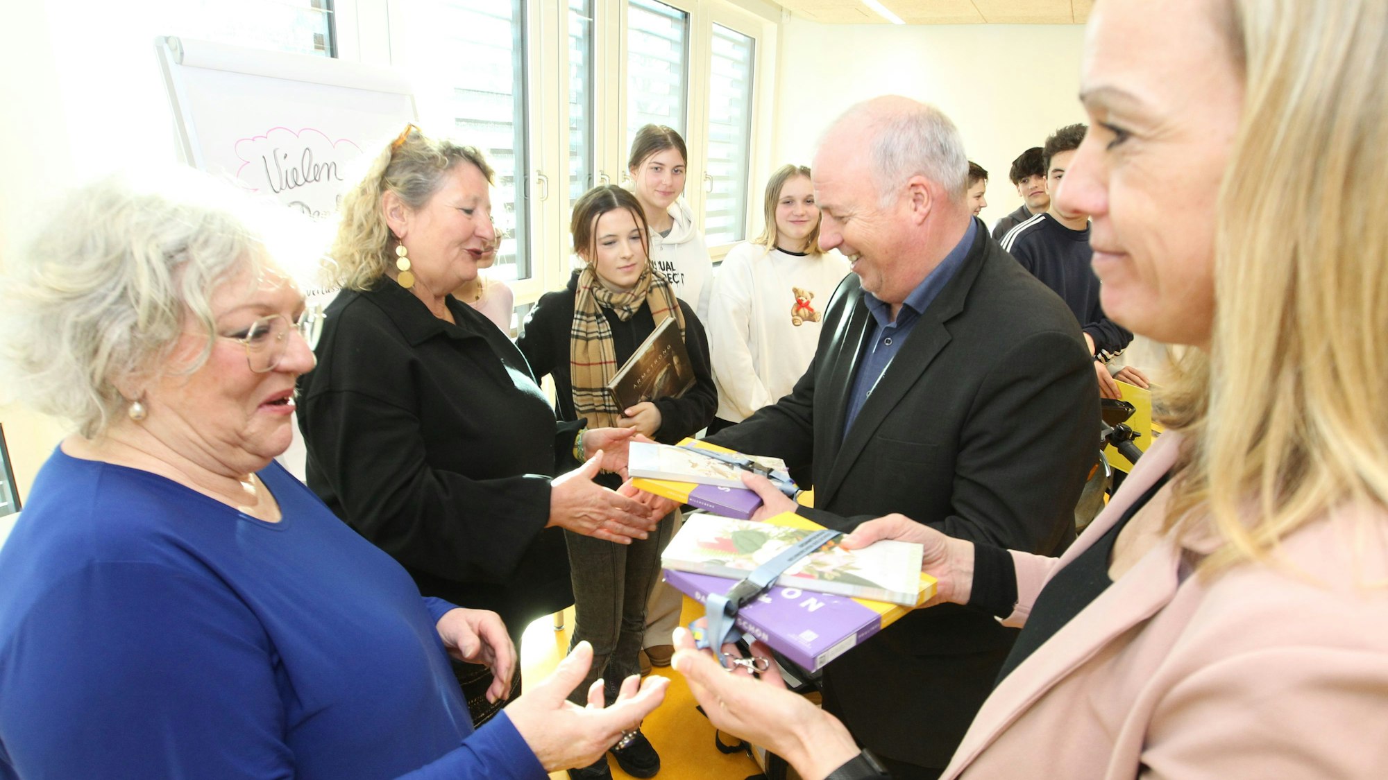 Die Pädagoginnen Ise Dederichs und Renate Paßmann-Lange führten das Projekt durch. Schulleiter Alfred Himpeler und Lehrerin Maren Ditzen sagten Danke (von links).