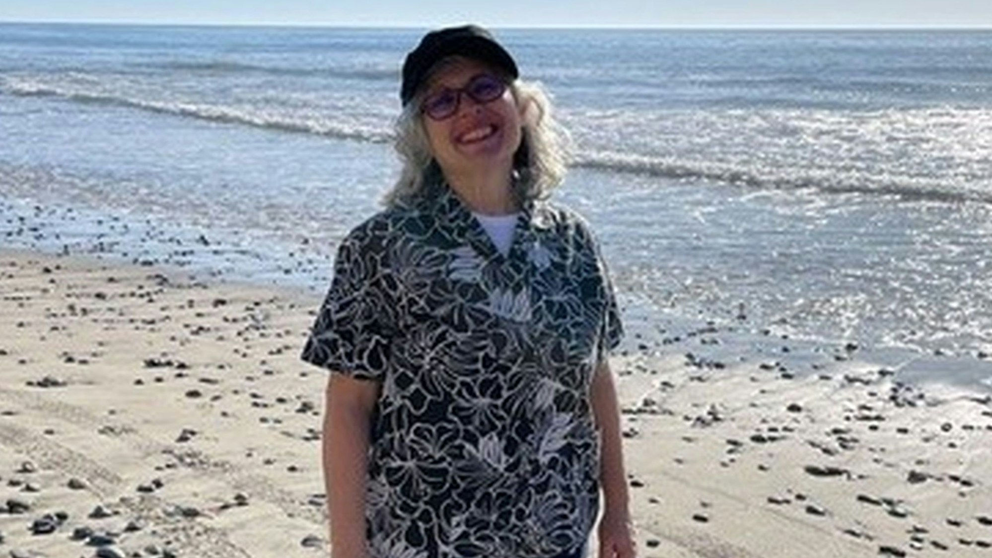 Das Foto zeigt Rita de Los Angeles am Strand des Pazifiks.