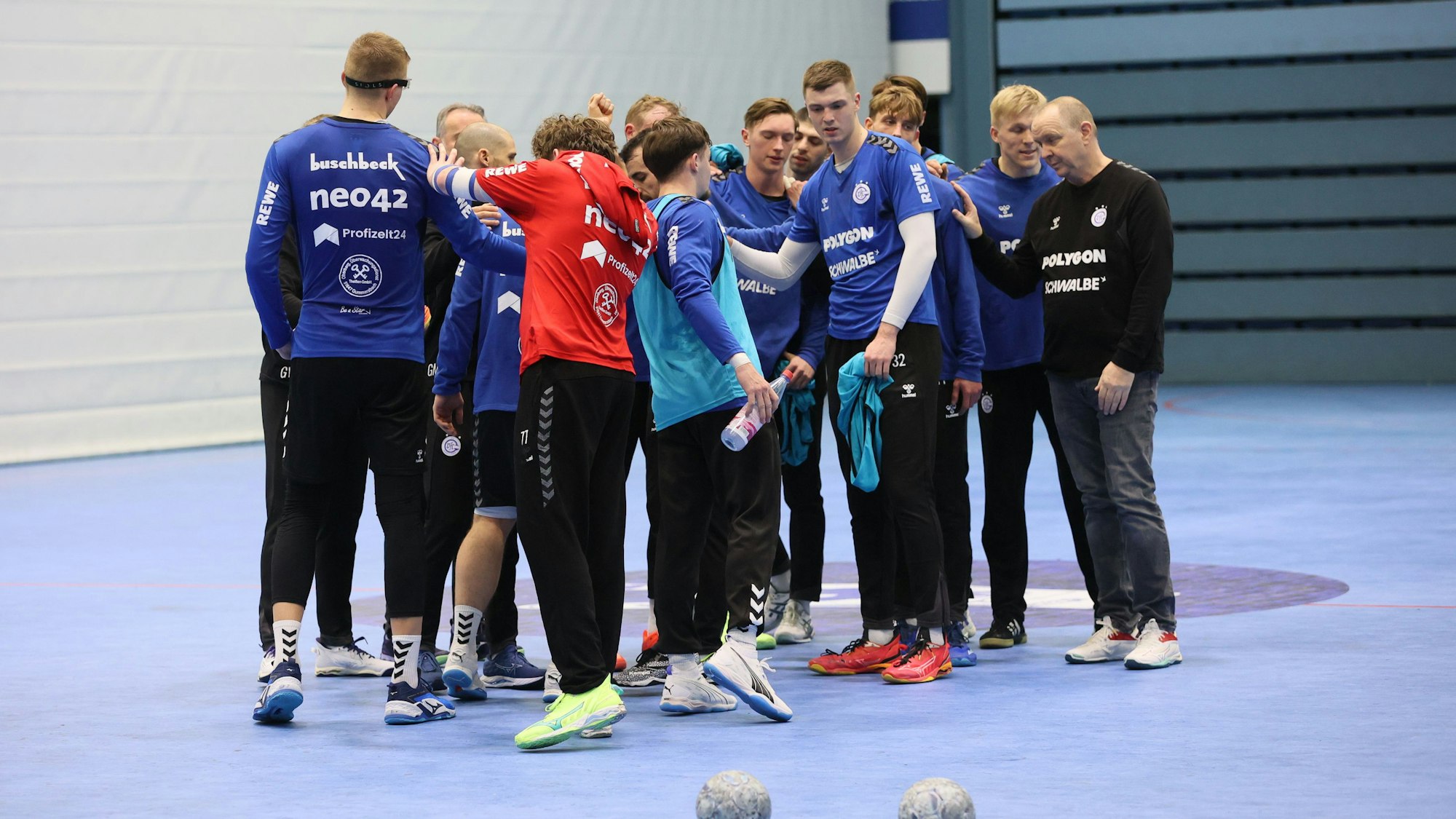 Die Handballer des VfL Gummersbach stehen im Kreis zusammen.