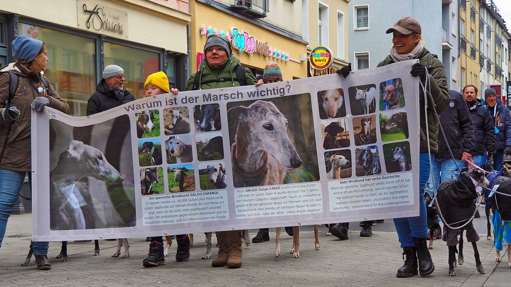 Am 1. Februar zieht der zehnte Kölner Galgo-Marsch vom Bürgerhaus Stollwerck zum Heumarkt.
