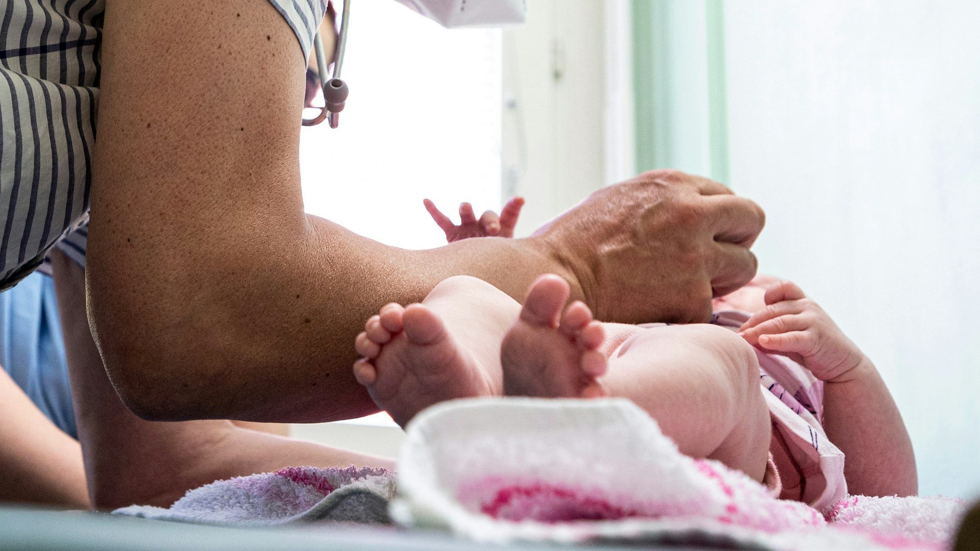 Kinderärztinnen und Kinderärzte begrüßen Neuerungen der ePA bezogen auf den Datenschutz im Falle von Kindeswohlgefährdung. (Symbolbild)