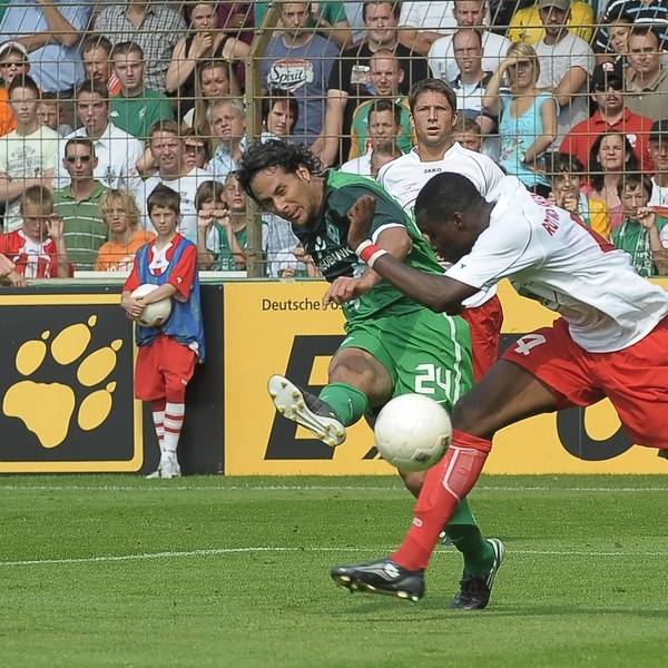 Claudio Pizarro trifft 2010 im DFB-Pokal zum 1:0 für Werder Bremen, Cédric Mimbala von RW Ahlen kommt einen Schritt zu spät.