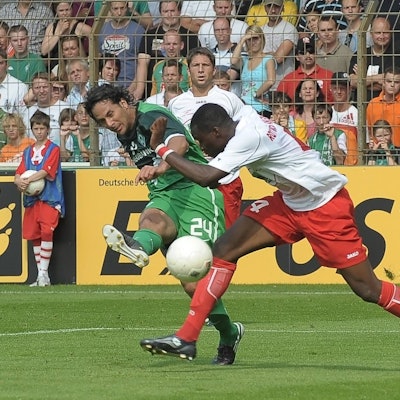 Claudio Pizarro trifft 2010 im DFB-Pokal zum 1:0 für Werder Bremen, Cédric Mimbala von RW Ahlen kommt einen Schritt zu spät.