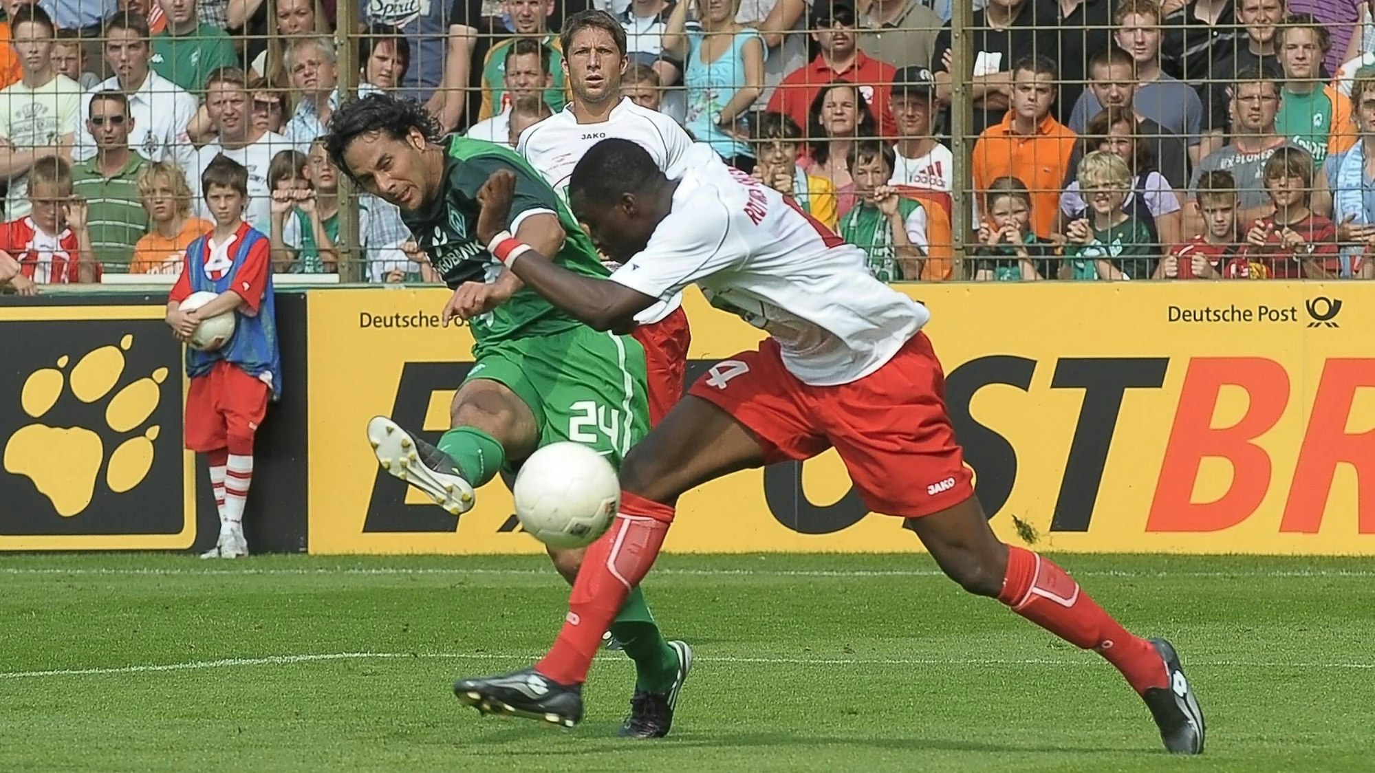 Claudio Pizarro trifft 2010 im DFB-Pokal zum 1:0 für Werder Bremen, Cédric Mimbala von RW Ahlen kommt einen Schritt zu spät.