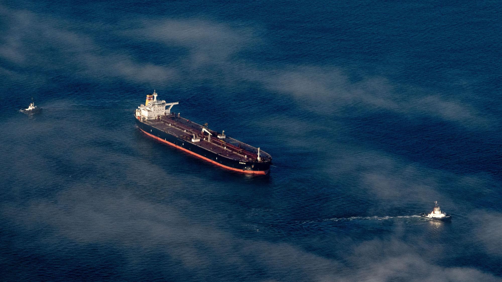 13.01.2025, Mecklenburg-Vorpommern, Sassnitz: Der manövrierunfähige Tanker ·Eventin· liegt zwischen Binz und Sassnitz auf der Reede Sassnitz. (zu dpa: «Manövrierunfähiger Tanker - Reeder muss Sicherung zahlen») Foto: Stefan Sauer/dpa +++ dpa-Bildfunk +++