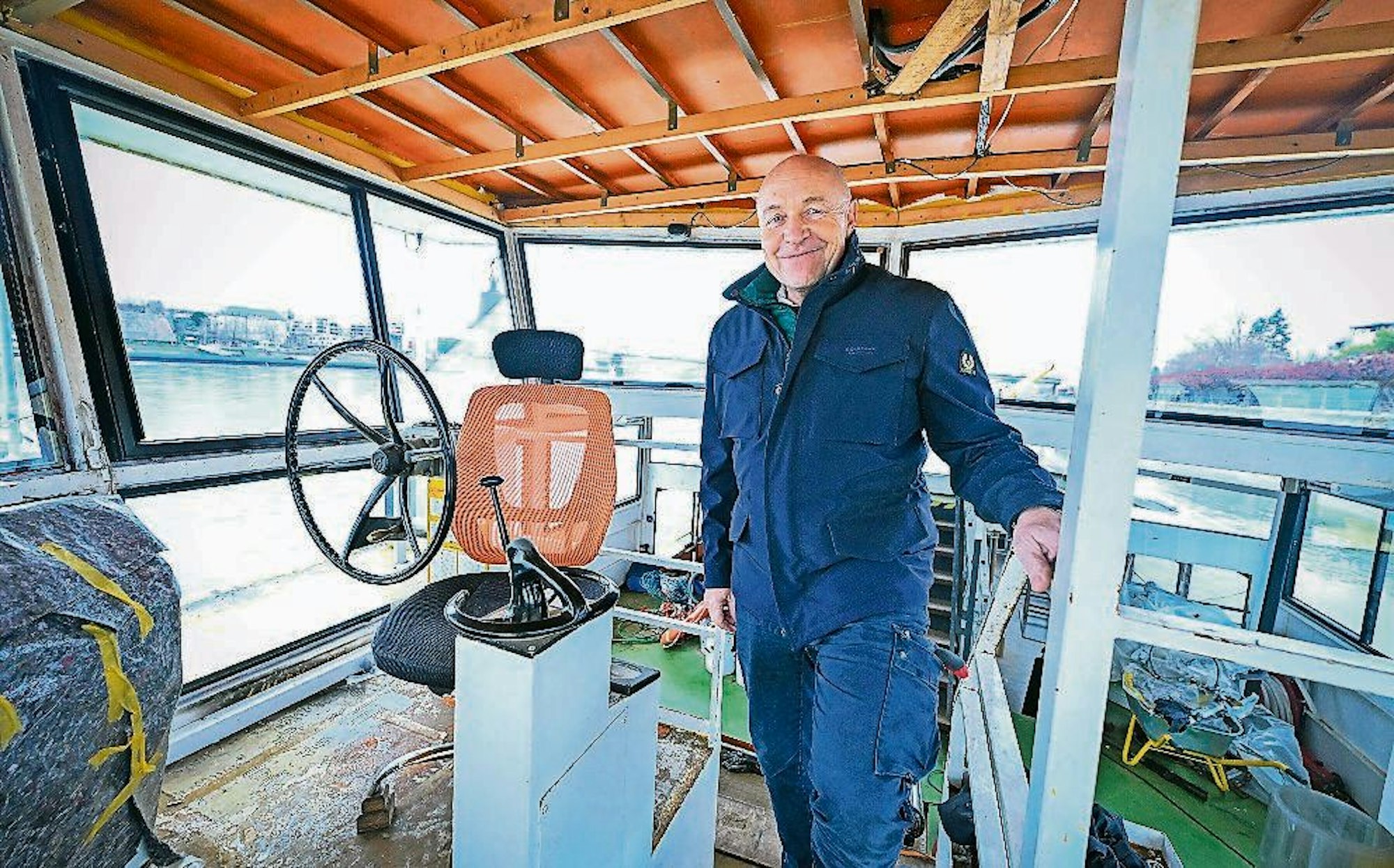 Der neue Besitzer der Rheinnixe, Stephan Wollersheim, bei einer Begehung.