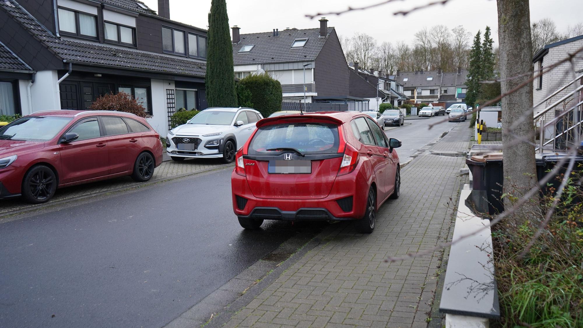 Das Foto zeigt ein parkendes Auto.