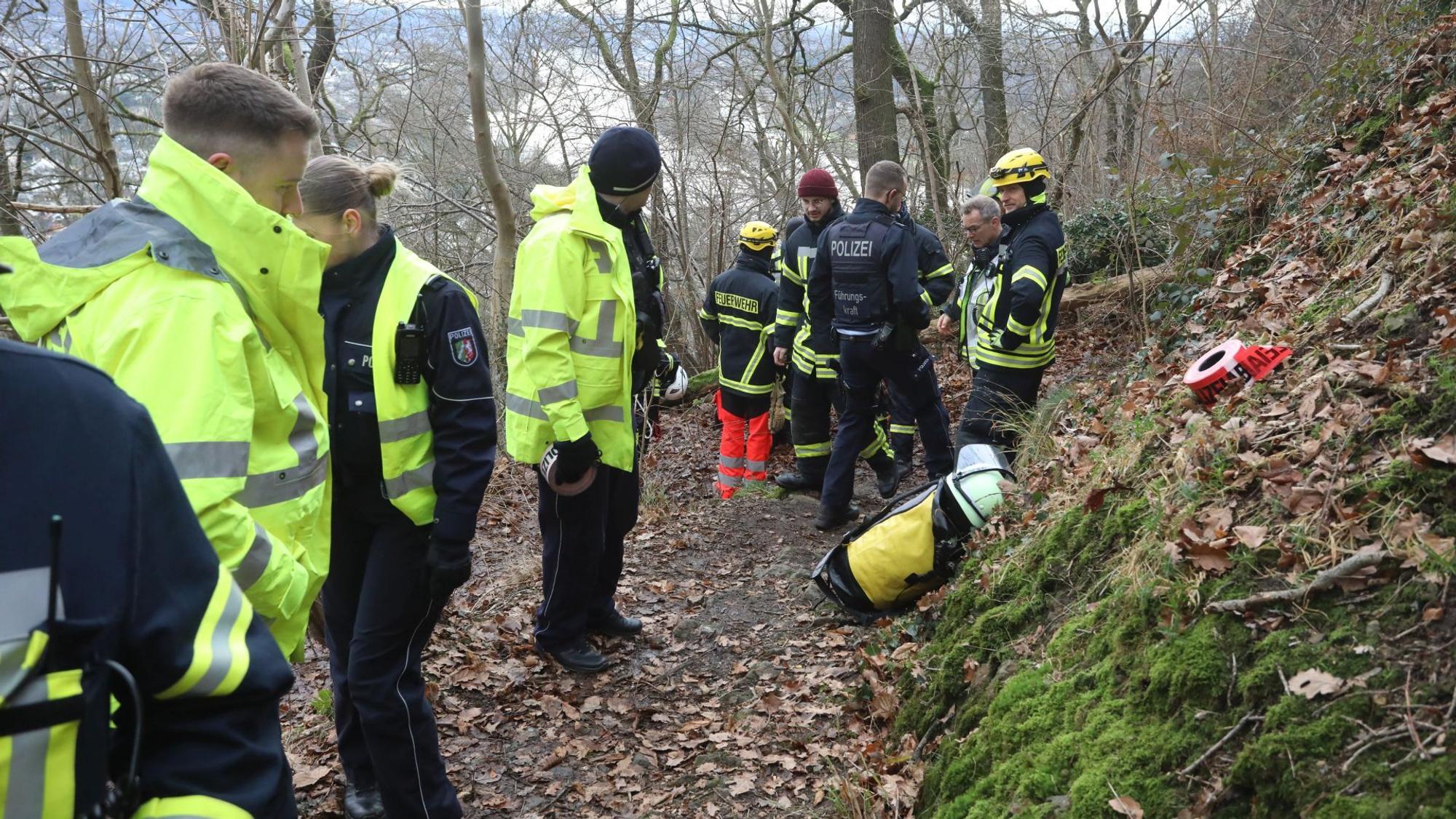 Polizisten und Feuerwehrleute sind in einem Steilhang im Einsatz.