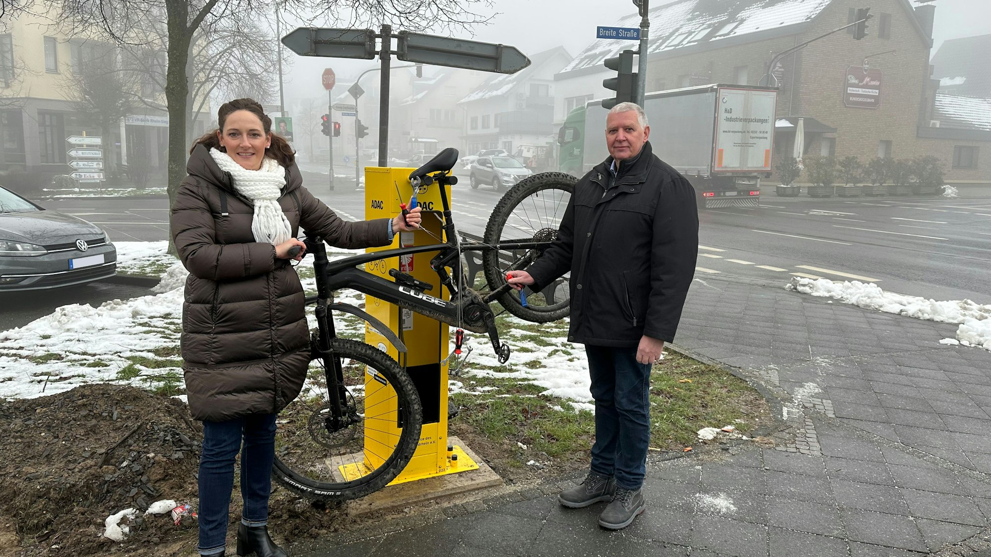 Neue Radstation des ADAC in Seelscheid.
Nicole Berka (Bürgermeisterin der Gemeinde Neunkirchen-Seelscheid) und Walter Hornung (Vorstand Sport ADAC Nordrhein).