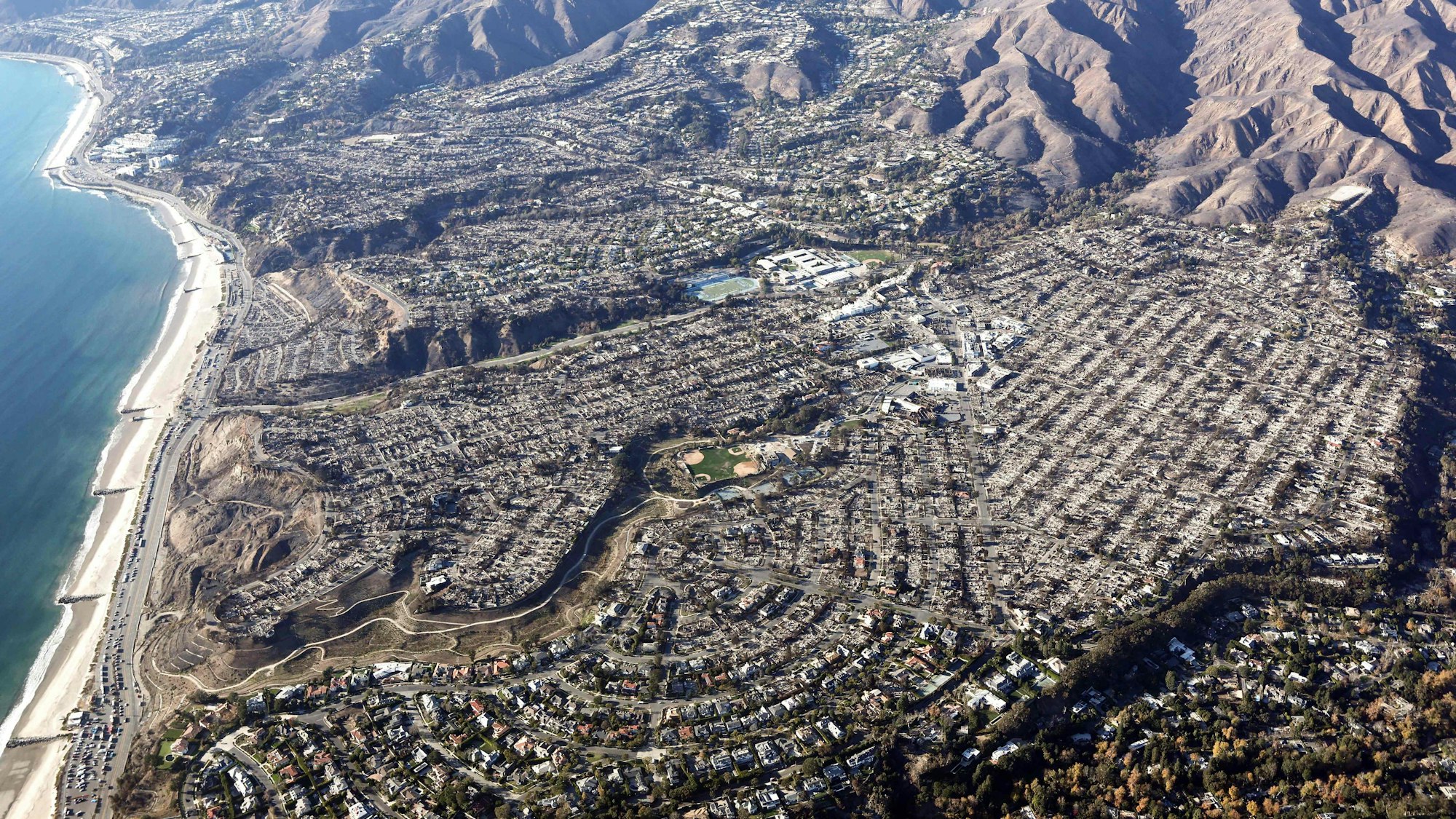 Das Luftbild zeigt Häuser, die durch das Palisades-Feuer zerstört wurden.
