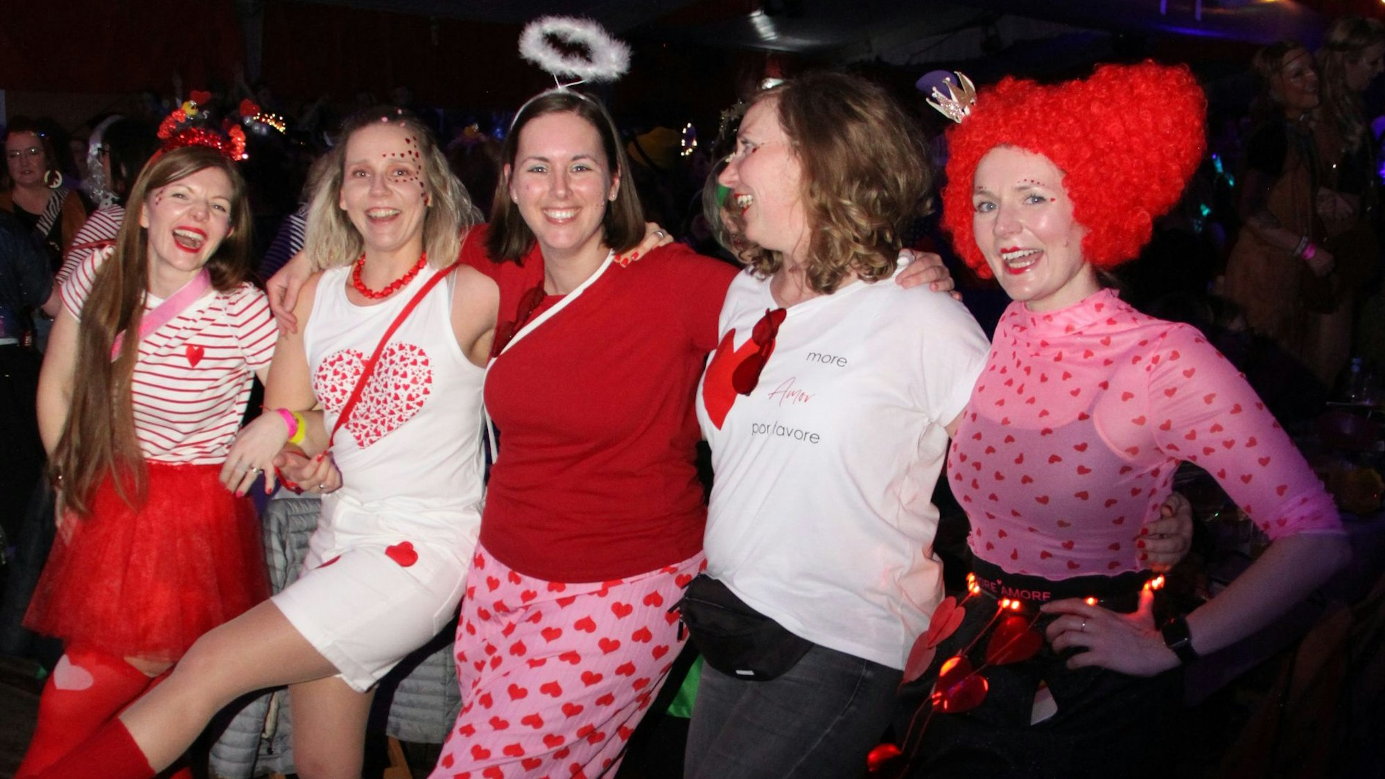 Fünf verkleidete Karnevalistinnen tanzen im Festzelt bei der Hölle von Vettweiß.