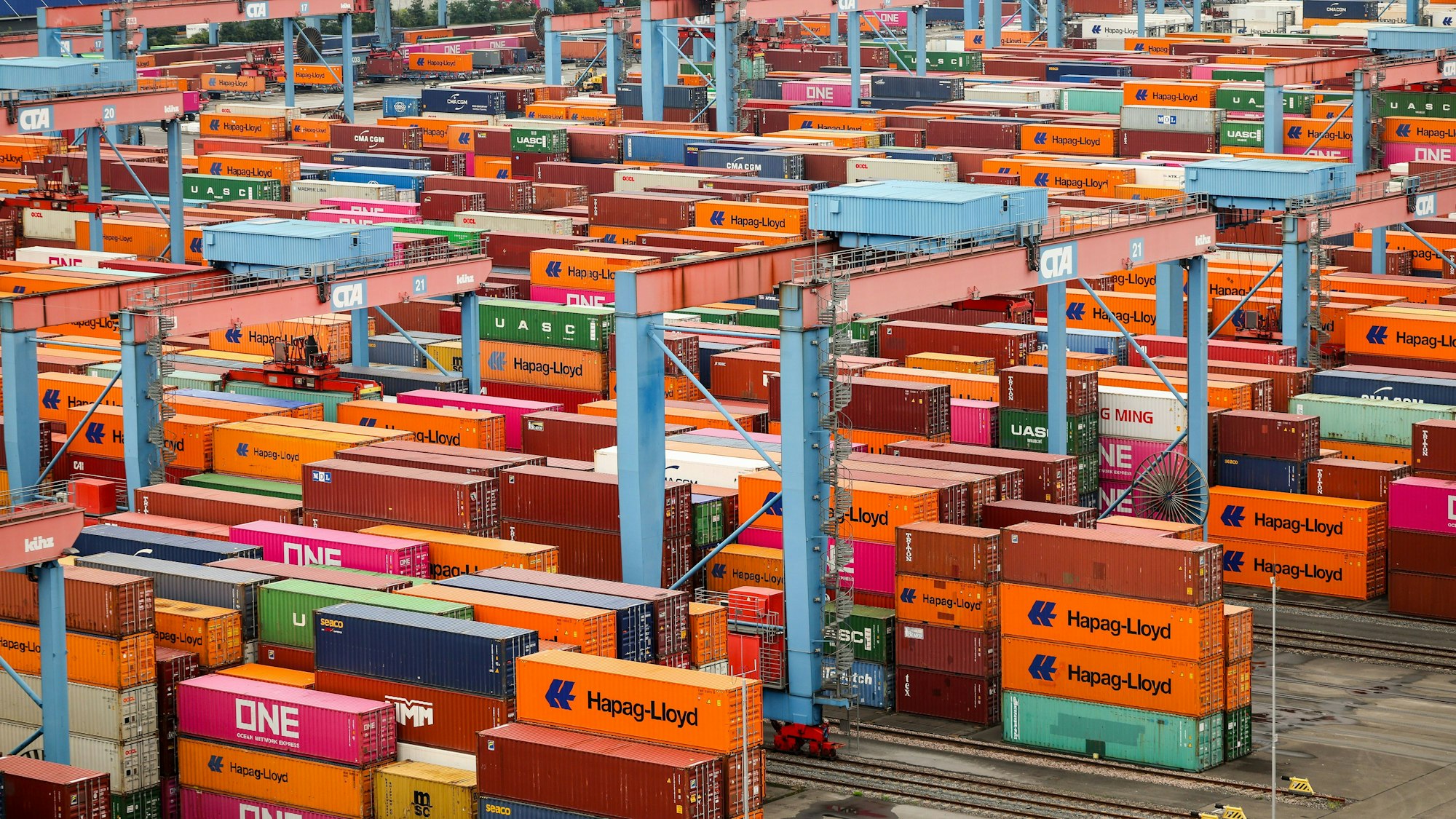 ARCHIV - 26.07.2024, Hamburg: Container werden im Hamburger Hafen gelagert und verladen. (zu dpa: «Deutsche Wirtschaft im Dauertief - Was bringt 2025?») Foto: Christian Charisius/dpa +++ dpa-Bildfunk +++