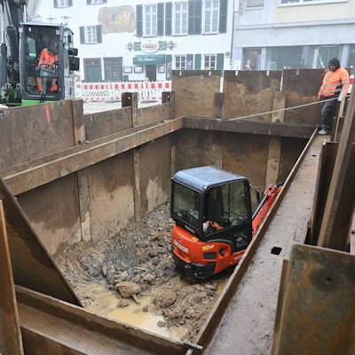 Die Vorarbeiten für das Fontainenfeld in der Schloßstraße laufen. Geschützt von Spuntwänden arbeitet der Bagger in der Grube.