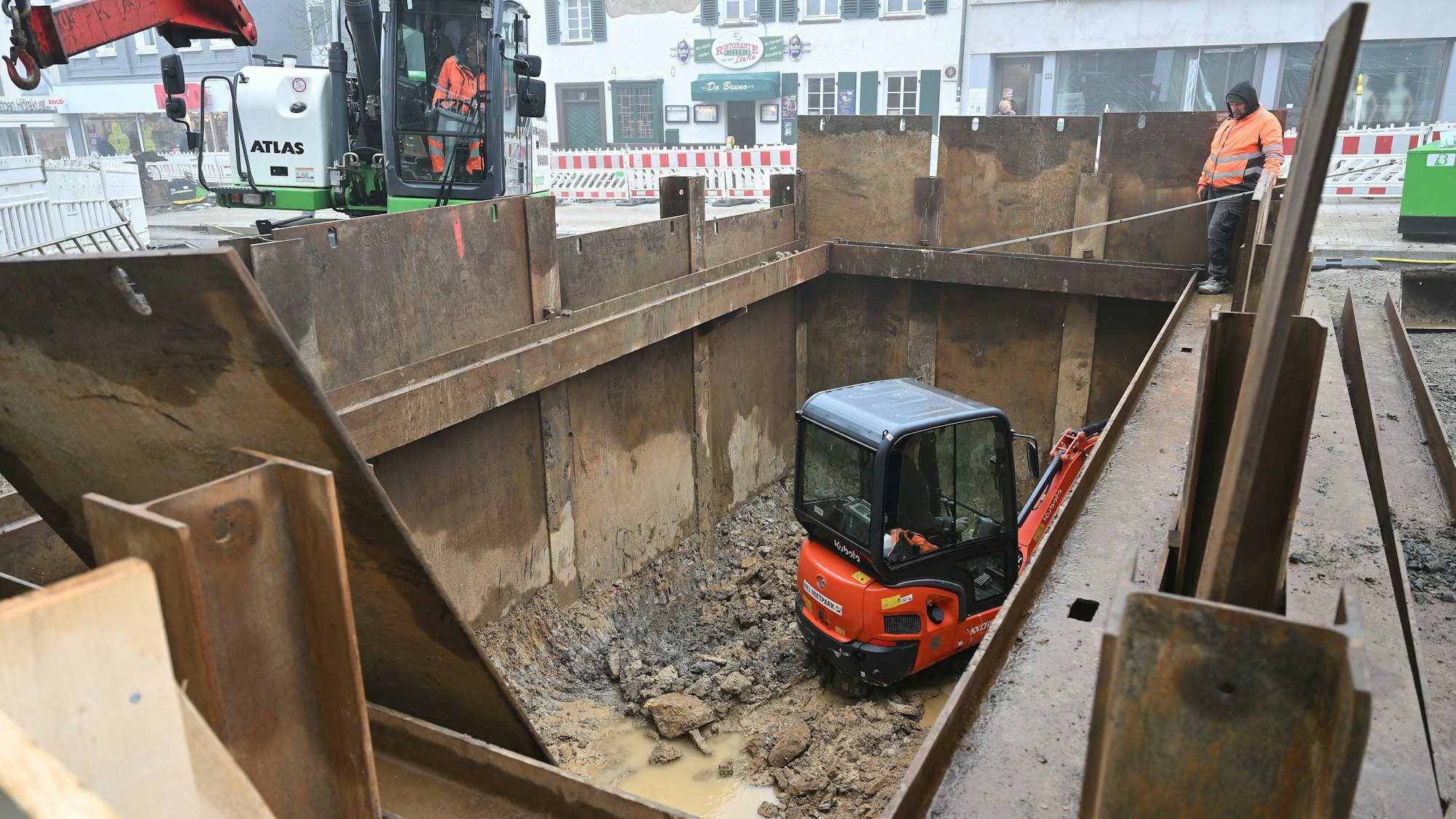 Die Vorarbeiten für das Fontainenfeld in der Schloßstraße laufen. Geschützt von Spuntwänden arbeitet der Bagger in der Grube.
