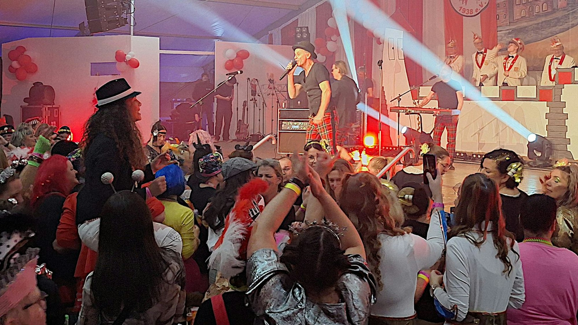 Die Band Brings steht auf der Bühne in einem großen Festzelt und spielt vor einer großen Menge Frauen bei der Mädchensitzung in Vettweiß.