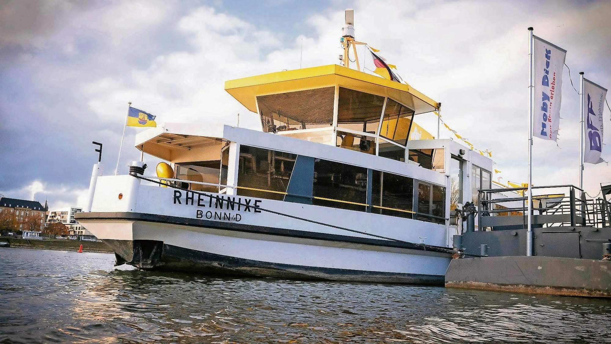 Das frühere Fährschiff Rheinnixe liegt derzeit am Steg in Beuel . Auf ihm wird seit vielen Wochen fleißig gearbeitet.